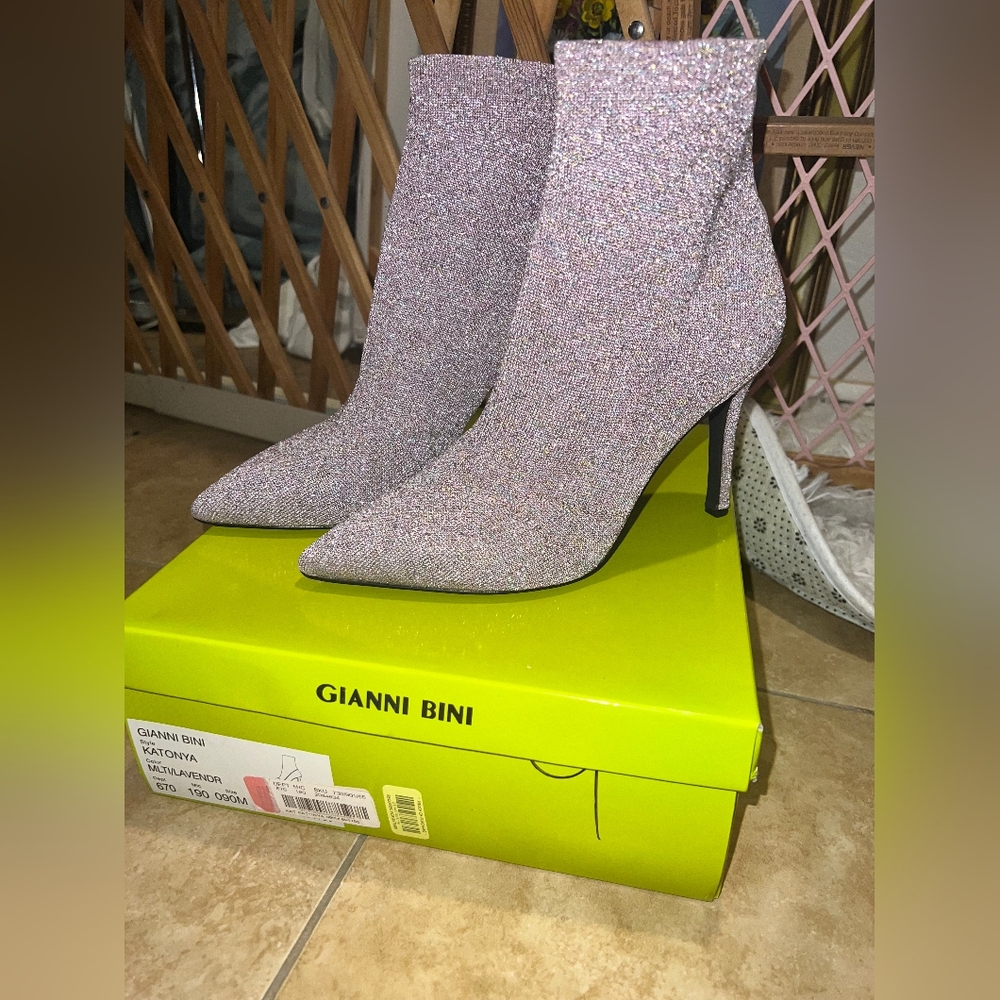 🪻✨Gianni Bini Lavender Katonya Heeled Sock Boots✨🪻Size 9